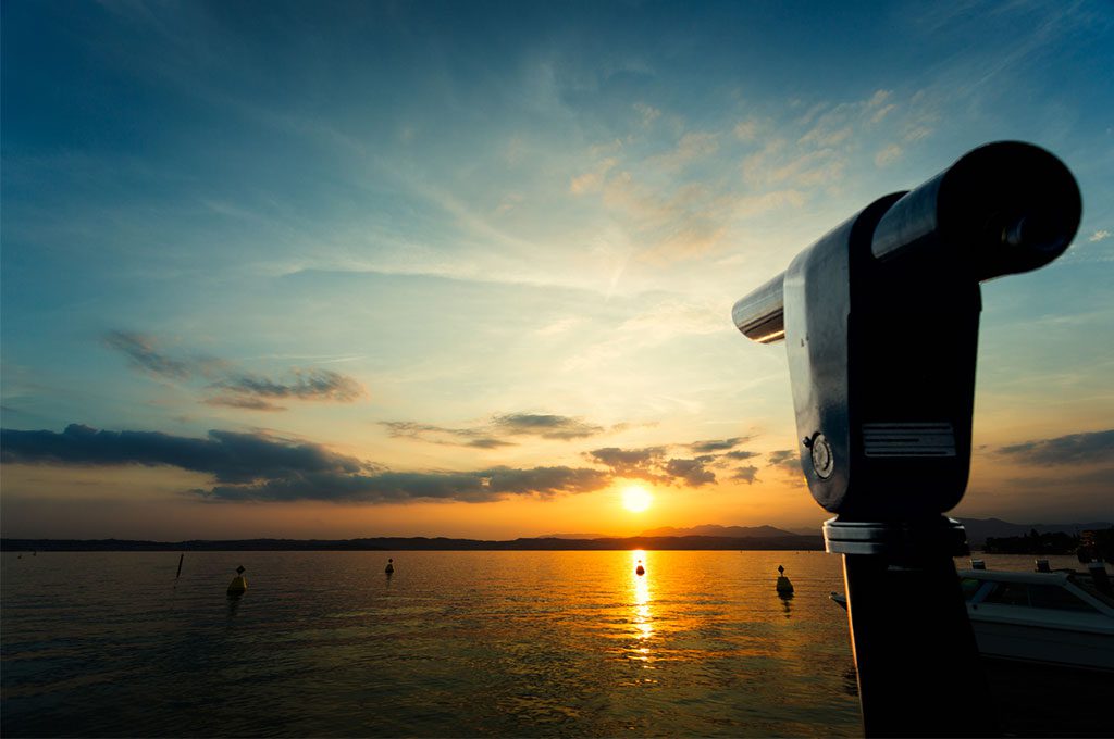 Telescopio mira al horizonte el atardecer.